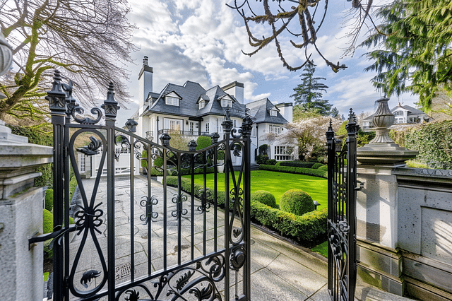 What size posts should you use for driveway gates?